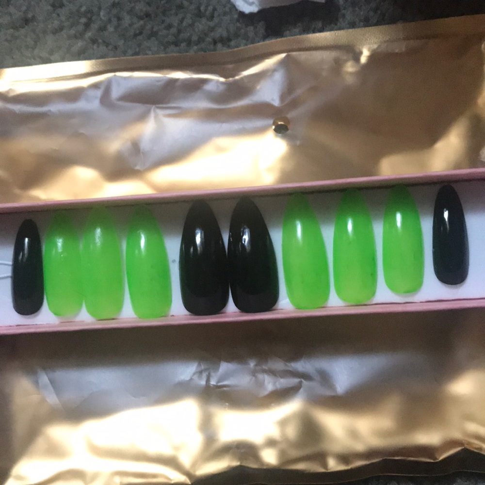 Press on nails